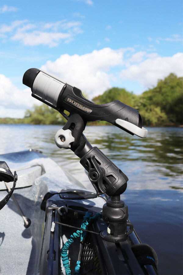 Support canne à pêche noir avec adaptateur à boule renforcé Fasten Borika sur un kayak