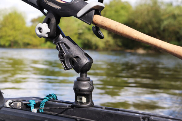 Support canne à pêche noir avec adaptateur à boule renforcé Fasten Borika sur un kayak