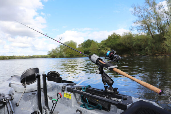 Support canne à pêche noir avec adaptateur à boule renforcé Fasten Borika sur un kayak