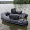 Grand Float tube rboat noir sur la seine tout équipé pour la pêche des carnassier