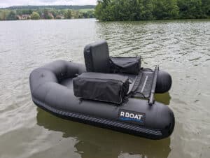 Grand Float tube rboat noir sur la seine tout équipé pour la pêche des carnassier