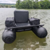 Float tube large rboat noir sur une rivière tout équipé pour la pêche des poissons